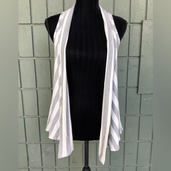 NWT- This elegant vest by LiLac Maternity Brand has a beautiful striped pattern. - Picture 2 of 10